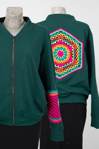 bluza-zielona-z-szydełkowymi-aplikacjami-KGart-marka-Vippi-design-5.jpg