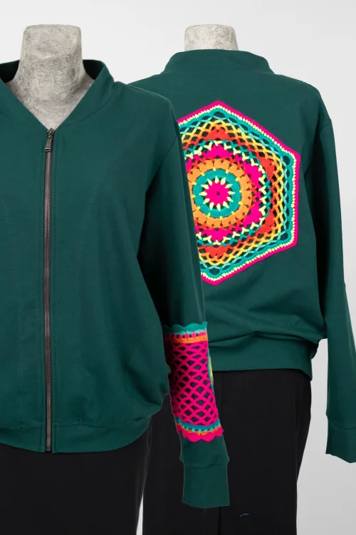 bluza-zielona-z-szydełkowymi-aplikacjami-KGart-marka-Vippi-design-5.jpg
