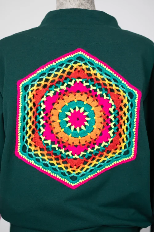 bluza-zielona-z-szydełkowymi-aplikacjami-KGart-marka-Vippi-design-6.jpg