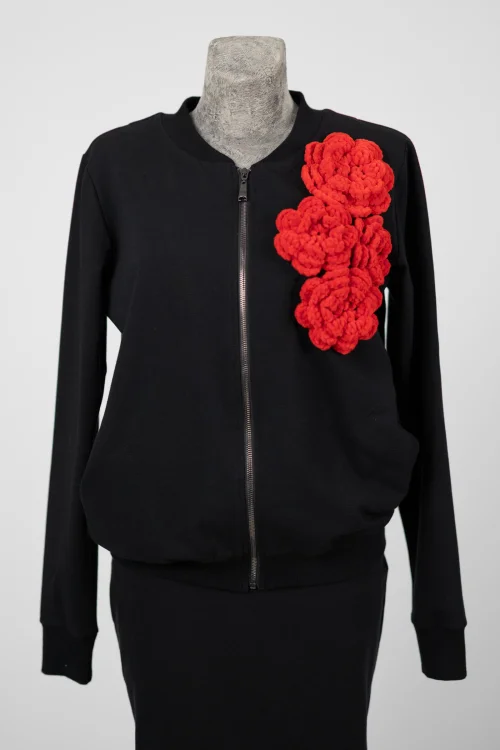 bluza-czarna-z-szydełkowymi-aplikacjami-KGart-marka-Vippi-design-.jpg