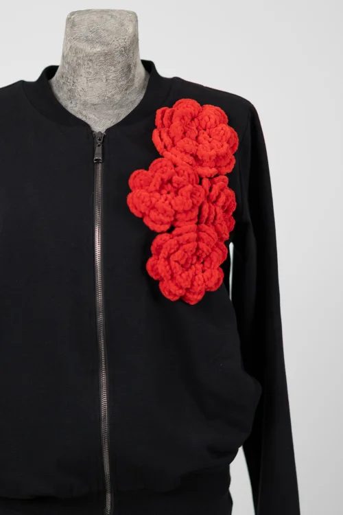bluza-czarna-z-szydełkowymi-aplikacjami-KGart-marka-Vippi-design--2.jpg