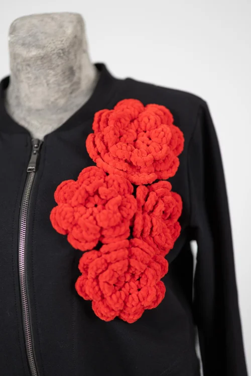 bluza-czarna-z-szydełkowymi-aplikacjami-KGart-marka-Vippi-design--3.jpg