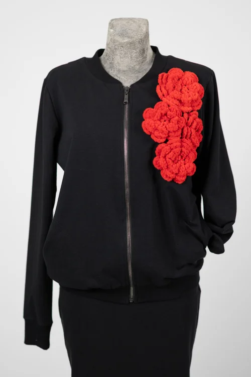 bluza-czarna-z-szydełkowymi-aplikacjami-KGart-marka-Vippi-design--4.jpg