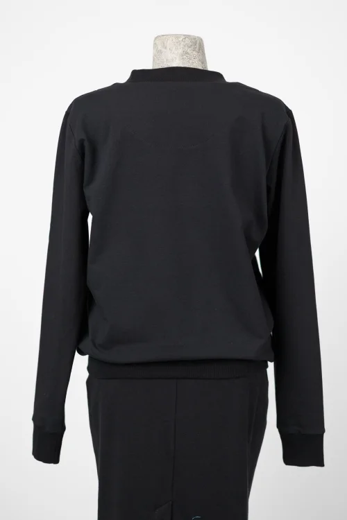 bluza-czarna-z-szydełkowymi-aplikacjami-KGart-marka-Vippi-design--5.jpg