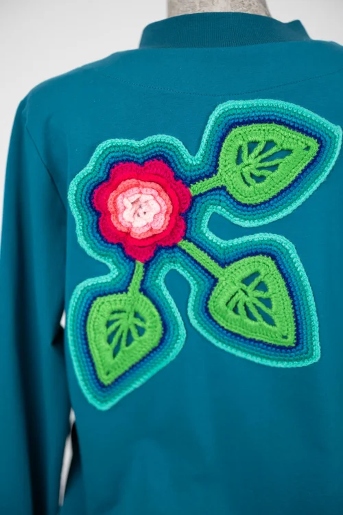 bluza-petrolowa-z-szydełkowymi-aplikacjami-KGart-marka-Vippi-design--4.jpg