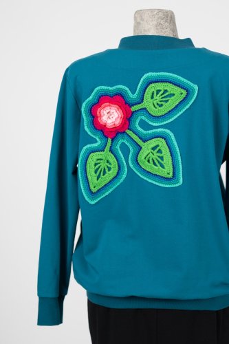 bluza-petrolowa-z-szydełkowymi-aplikacjami-KGart-marka-Vippi-design--5.jpg