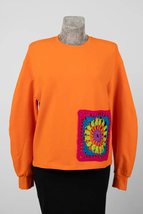 bluza-pomarańczowa-z-szydełkowymi-aplikacjami-KGart-marka-Vippi-design.jpg