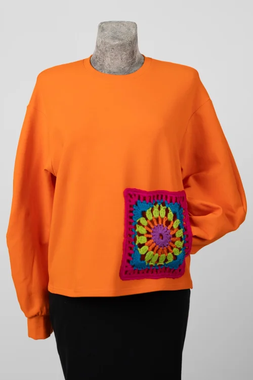 bluza-pomarańczowa-z-szydełkowymi-aplikacjami-KGart-marka-Vippi-design-2.jpg