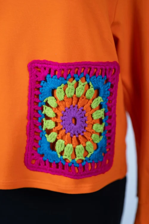 bluza-pomarańczowa-z-szydełkowymi-aplikacjami-KGart-marka-Vippi-design-3.jpg