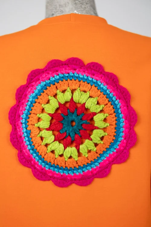 bluza-pomarańczowa-z-szydełkowymi-aplikacjami-KGart-marka-Vippi-design-4.jpg