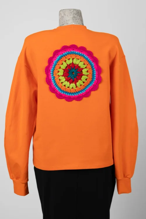 bluza-pomarańczowa-z-szydełkowymi-aplikacjami-KGart-marka-Vippi-design-5.jpg