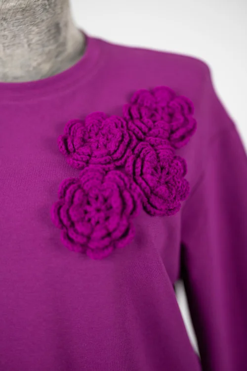 bluza-cyklamenowa-2-z-szydełkowymi-aplikacjami-KGart-marka-Vippi-design--1.jpg