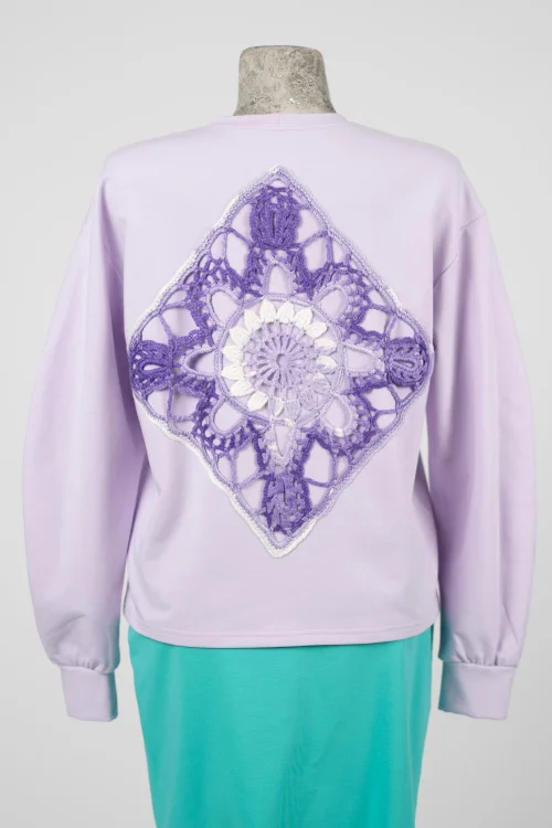 bluza-liliowa-z-szydełkowymi-aplikacjami-KGart-marka-Vippi-design.-3.jpg