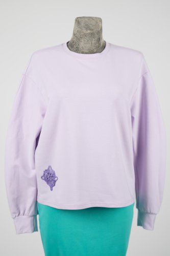 bluza-liliowa-z-szydełkowymi-aplikacjami-KGart-marka-Vippi-design.jpg