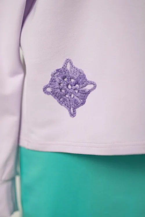 bluza-liliowa-z-szydełkowymi-aplikacjami-KGart-marka-Vippi-design-2.jpg