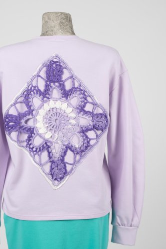 bluza-liliowa-z-szydełkowymi-aplikacjami-KGart-marka-Vippi-design-4.jpg