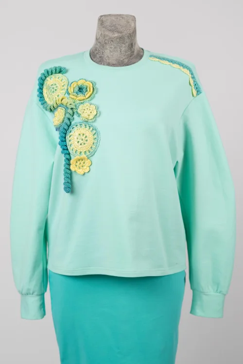 bluza-jasna-miętowa-z-szydełkowymi-aplikacjami-KGart-marka-Vippi-design.2.jpg