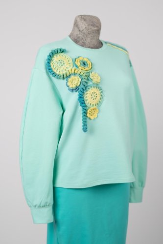 bluza-jasna-miętowa-z-szydełkowymi-aplikacjami-KGart-marka-Vippi-design.3.jpg
