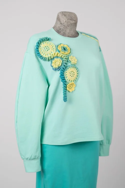 bluza-jasna-miętowa-z-szydełkowymi-aplikacjami-KGart-marka-Vippi-design.3.jpg