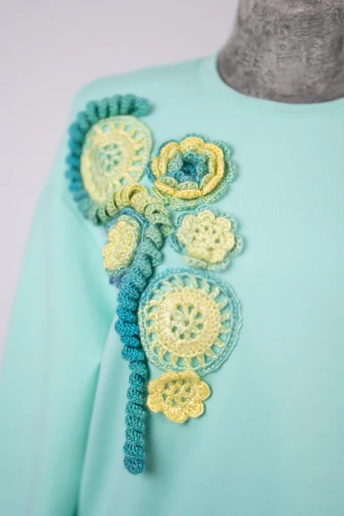 bluza-jasna-miętowa-z-szydełkowymi-aplikacjami-KGart-marka-Vippi-design.jpg