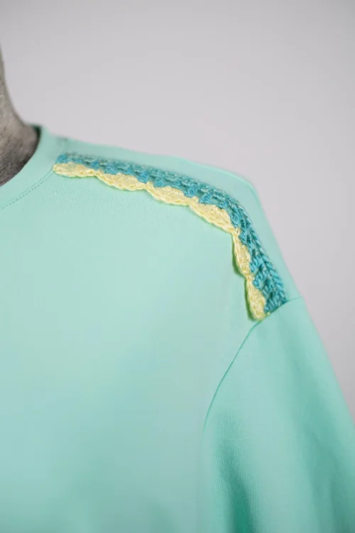 bluza-jasna-miętowa-z-szydełkowymi-aplikacjami-KGart-marka-Vippi-design-3.jpg