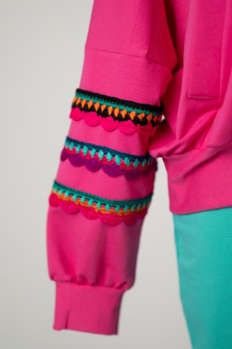 bluza-różowa-z-szydełkowymi-aplikacjami-KGart-marka-Vippi-design.2.jpg