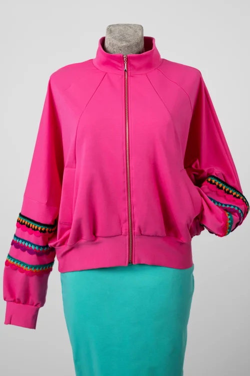 bluza-różowa-z-szydełkowymi-aplikacjami-KGart-marka-Vippi-design.-3.jpg