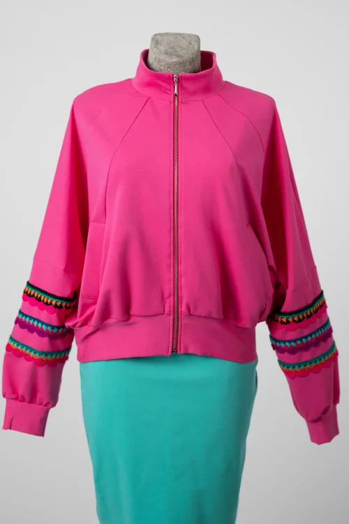 bluza-różowa-z-szydełkowymi-aplikacjami-KGart-marka-Vippi-design.jpg