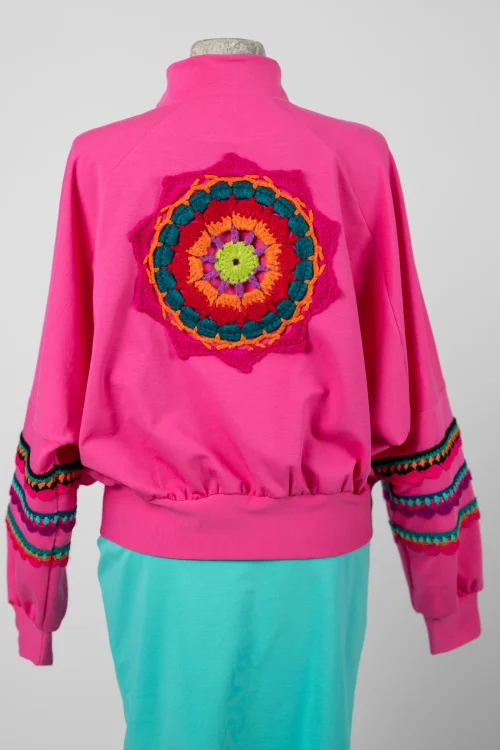bluza-różowa-z-szydełkowymi-aplikacjami-KGart-marka-Vippi-design-4.jpg