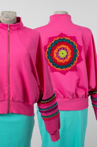 bluza-różowa-z-szydełkowymi-aplikacjami-KGart-marka-Vippi-design-5.jpg