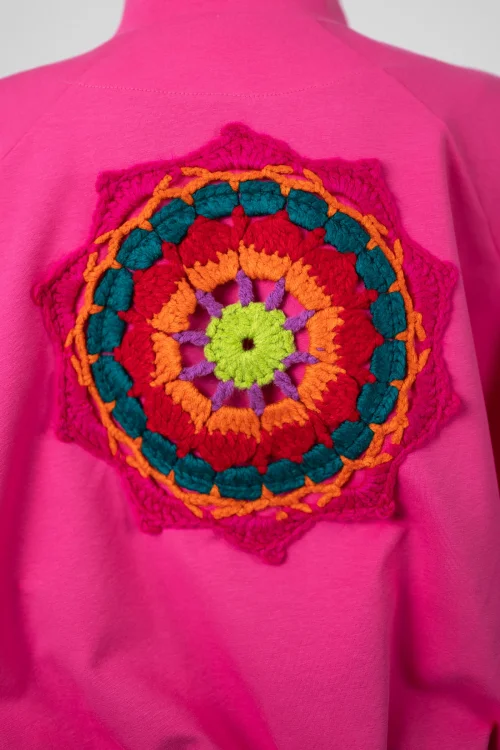 bluza-różowa-z-szydełkowymi-aplikacjami-KGart-marka-Vippi-design-6.jpg