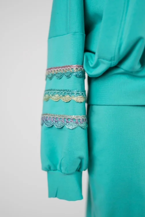 bluza-miętowa-z-szydełkowymi-aplikacjami-KGart-marka-Vippi-design-2.jpg
