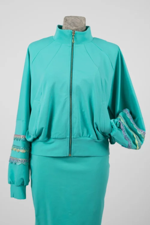 bluza-miętowa-z-szydełkowymi-aplikacjami-KGart-marka-Vippi-design-3.jpg