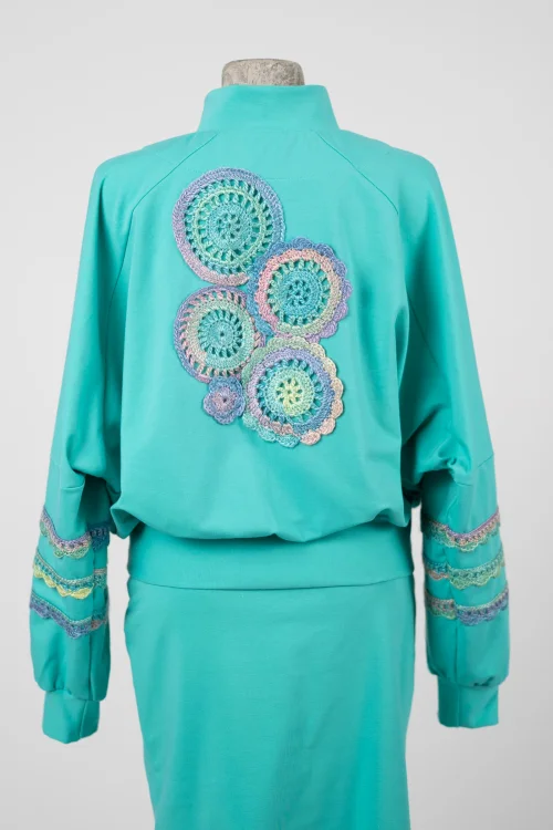bluza-miętowa-z-szydełkowymi-aplikacjami-KGart-marka-Vippi-design-4.jpg