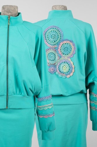 bluza-miętowa-z-szydełkowymi-aplikacjami-KGart-marka-Vippi-design-5.jpg