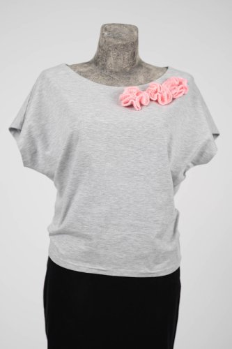 Bluzka trapezowa z szydełkową aplikacją  marka VIPPI DESIGN.jpg