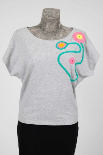 Bluzka-trapezowa-z-szydełkową-aplikacją--marka-VIPPI-DESIGN-r40.jpg