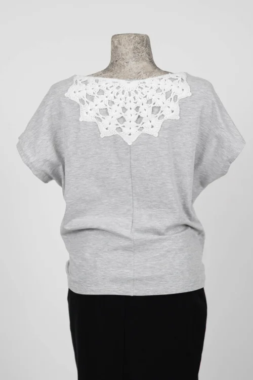 Bluzka trapezowa z szydełkową aplikacją  marka VIPPI DESIGN-16.jpg