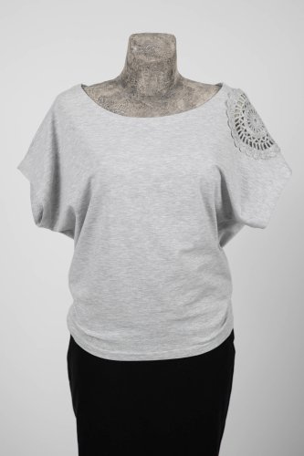 Bluzka trapezowa z szydełkową aplikacją  marka VIPPI DESIGN-29.jpg