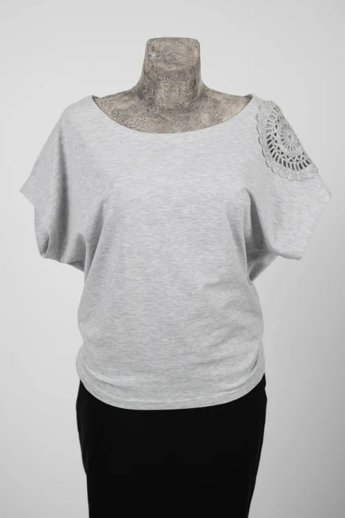 Bluzka trapezowa z szydełkową aplikacją  marka VIPPI DESIGN-29.jpg