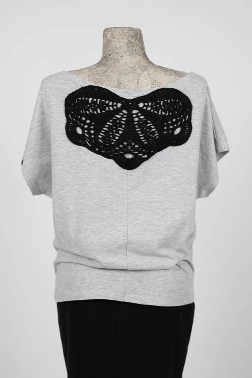 Bluzka trapezowa z szydełkową aplikacją  marka VIPPI DESIGN-34.jpg