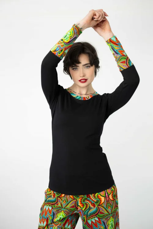 bluzka-czarna-z-kolorowymi-mankietami-kolekcja-MEXICO-marka-vippi-design (3).jpg