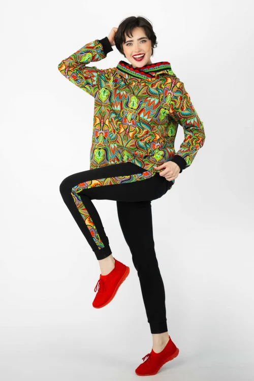 bluza-luźna-z-szydełkową-koronką-na-kapturze-spodnie-czarne-z-lampasami-kolekcja-MEXICO-marka-vippi-design (3).jpg