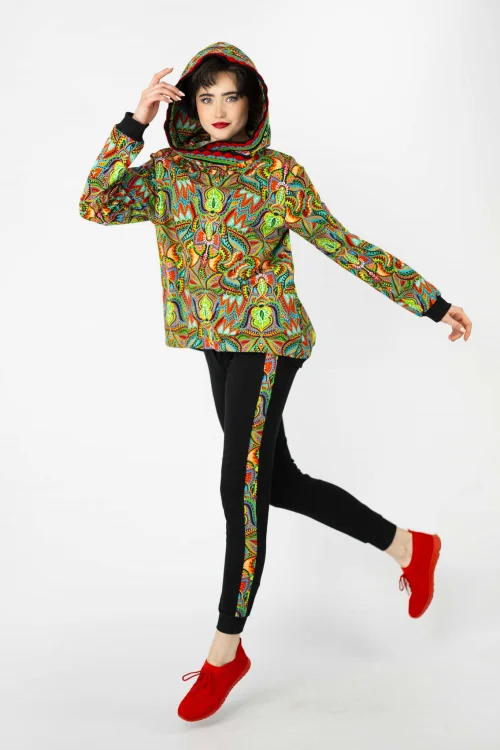 bluza-luźna-z-szydełkową-koronką-na-kapturze-spodnie-czarne-z-lampasami-kolekcja-MEXICO-marka-vippi-design (1).jpg