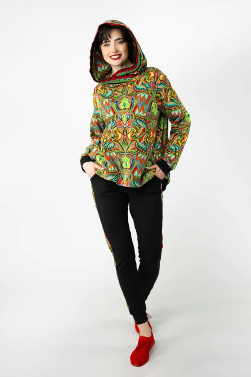 bluza-luźna-z-szydełkową-koronką-na-kapturze-spodnie-czarne-z-lampasami-kolekcja-MEXICO-marka-vippi-design (4).jpg