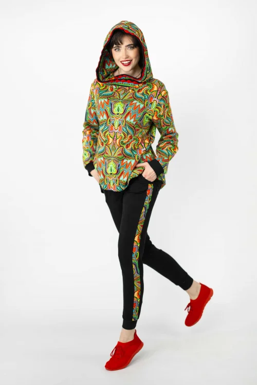 bluza-luźna-z-szydełkową-koronką-na-kapturze-spodnie-czarne-z-lampasami-kolekcja-MEXICO-marka-vippi-design (5).jpg