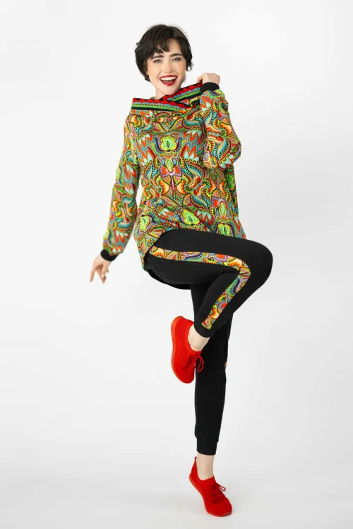 bluza-luźna-z-szydełkową-koronką-na-kapturze-spodnie-czarne-z-lampasami-kolekcja-MEXICO-marka-vippi-design (2).jpg