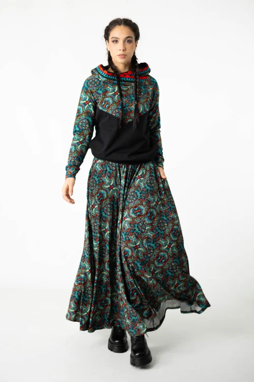 bluza czarna z szydełkową koronką na kapturze i spódnica długa wiskozowa rozkloszowana kolekcja INDI blue marka VIPPI DESIGN (7).jpg