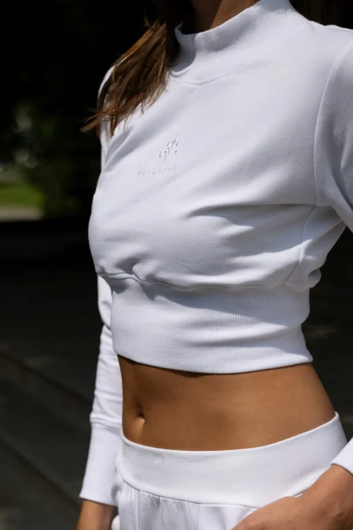 biała-bluza-krotka-i-spodnie-z-mankietami--DOTI-vippi-design-8.jpg