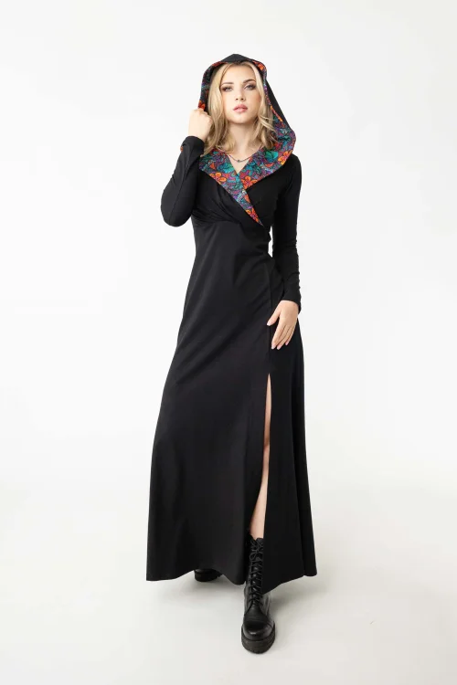 sukienka-długa-czarna-z-kapturem-i-rozporkiem-marka-Vippi-design-3.jpg